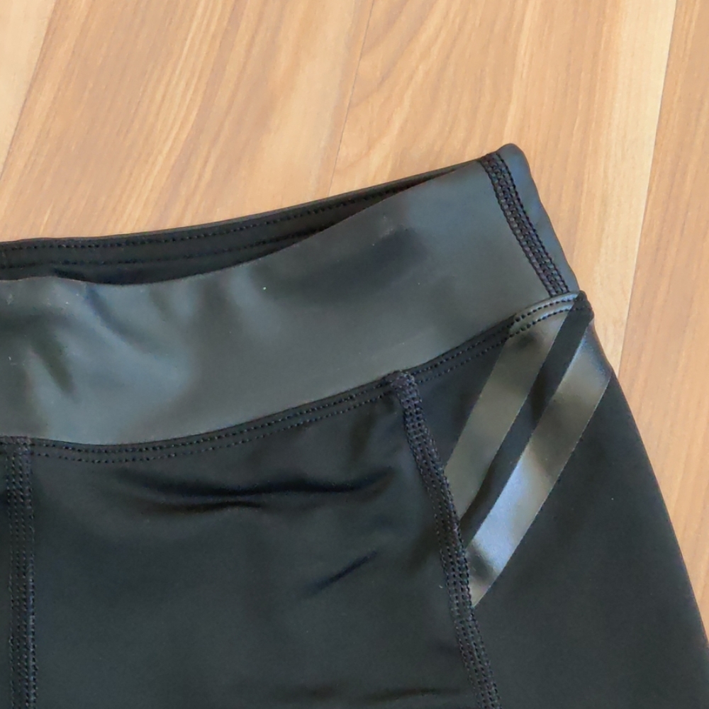 Virus Performance Capri Leggings - Picture 6 of 6